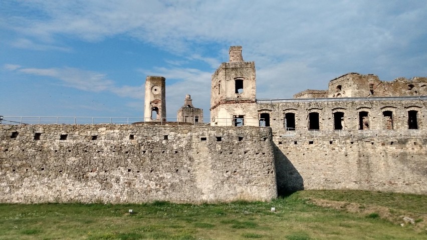 Fascynujące ruiny zamku Krzyżtopór we wsi Ujazd