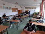 Próbny egzamin ósmoklasisty 2021 z języka polskiego w Szkole Podstawowej nr 1 w Sandomierzu [ZDJĘCIA]