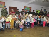 Żołnierze 25. Brygady Kawalerii Powietrznej zbierają pluszaki, zeszyty i kredki dla dzieci w Kosowie