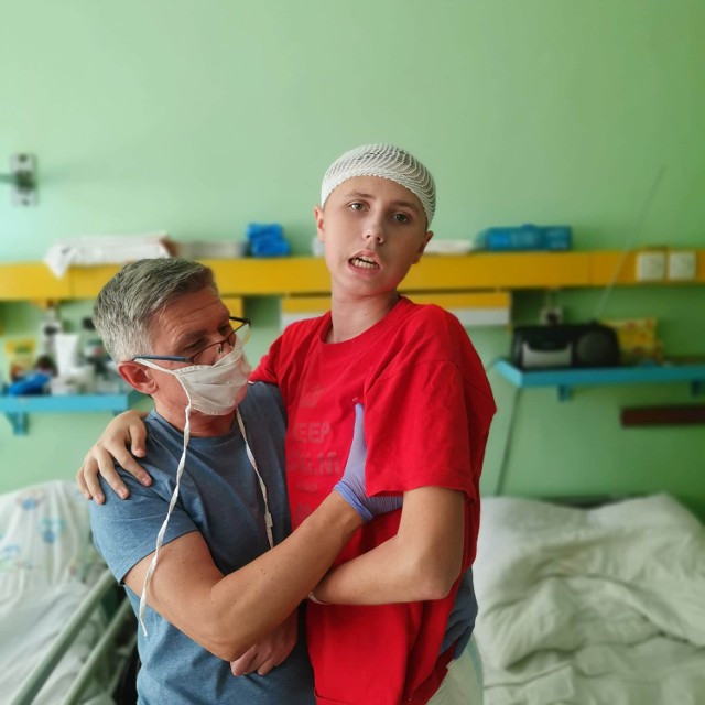 Pierwsze badanie tomografem wykazało u Kuby  krwiaka śródmózgowia. W Centrum Zdrowia Matki Polki w Łodzi przeszedł operację usunięcia krwiaka, a teraz oczekuje na kolejną ciężką operację, tym razem w Warszawie.