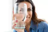 Jaki jest właściwy sposób picia wody? Tak podstawową czynność wiele osób wykonuje źle. Podpowiadamy, jak zachęcić się do sięgania po wodę