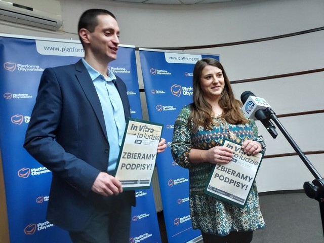 Paweł Napolski i Milena Zakrzewska, grudziądzcy działacze KO zachęcają do podpisywania obywatelskiej ustawy o finansowaniu in vitro: - Musimy działać i wspomagać pary, które chcą mieć dzieci, a nie mogą.