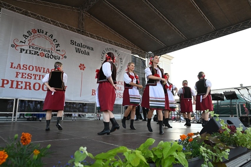 Lasowiacki Festiwal Pierogów. Polonijny Zespół Pieśni i Tańca „Polonez” z kanadyjskiego Vancouver zachwycił Stalową Wolę. Zobacz zdjęcia