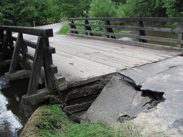 Zniszczona droga przy moście w Nowej Kuźnicy