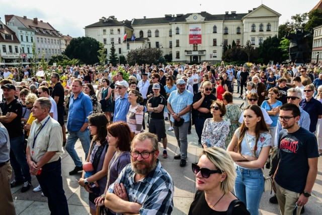 Podczas bydgoskiego koncertu Jazz Bandu Młynarski/Masecki udało się odtworzyć klimat przedwojennej, bydgoskiej kawiarni. W pobliżu sceny stanęły kawiarniane stoliki, przy których można było delektować muzyką i poczęstunkiem. Takie miejsce kosztowało 10 zł. Specjalnie na tę okazję wydrukowano też okolicznościowego „Kuriera” na starym papierze