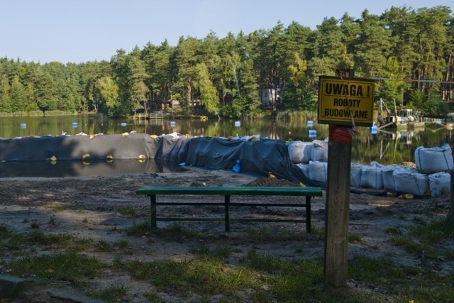 Minęły prawie dwa miesiące od kiedy rozpoczęła się "mała rewitalizacja" Golejowa. W jej ramach  poddane oczyszczeniu i odmulaniu zostaną jeziora oraz kanały je łączące. W ramach projektu zaplanowano również wymianę pomostów, a także oczyszczanie i powiększenie plaży. Koszt inwestycji to 6 767 853,03 złotych. Z nowej plaży pomostów i czystszej wody mieszkańcy powinni się cieszyć już w przyszłe wakacje.

Jak wyglądał postęp prac na Golejowie 2 października? Zobaczcie na kolejnych slajdach>>>