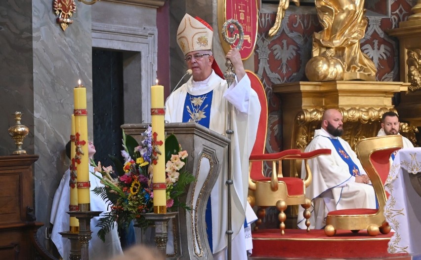 Uroczystość odpustowa w Bazylice Katedralnej w Kielcach. Biskup Jan Piotrowski przewodniczył mszy świętej i poświęcił sztandar