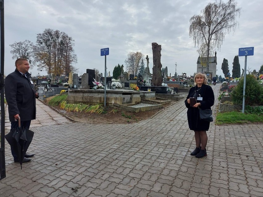 Kwesta na cmentarzu w Opatowie. Na zdjęciu: Mariusz Ryza i...