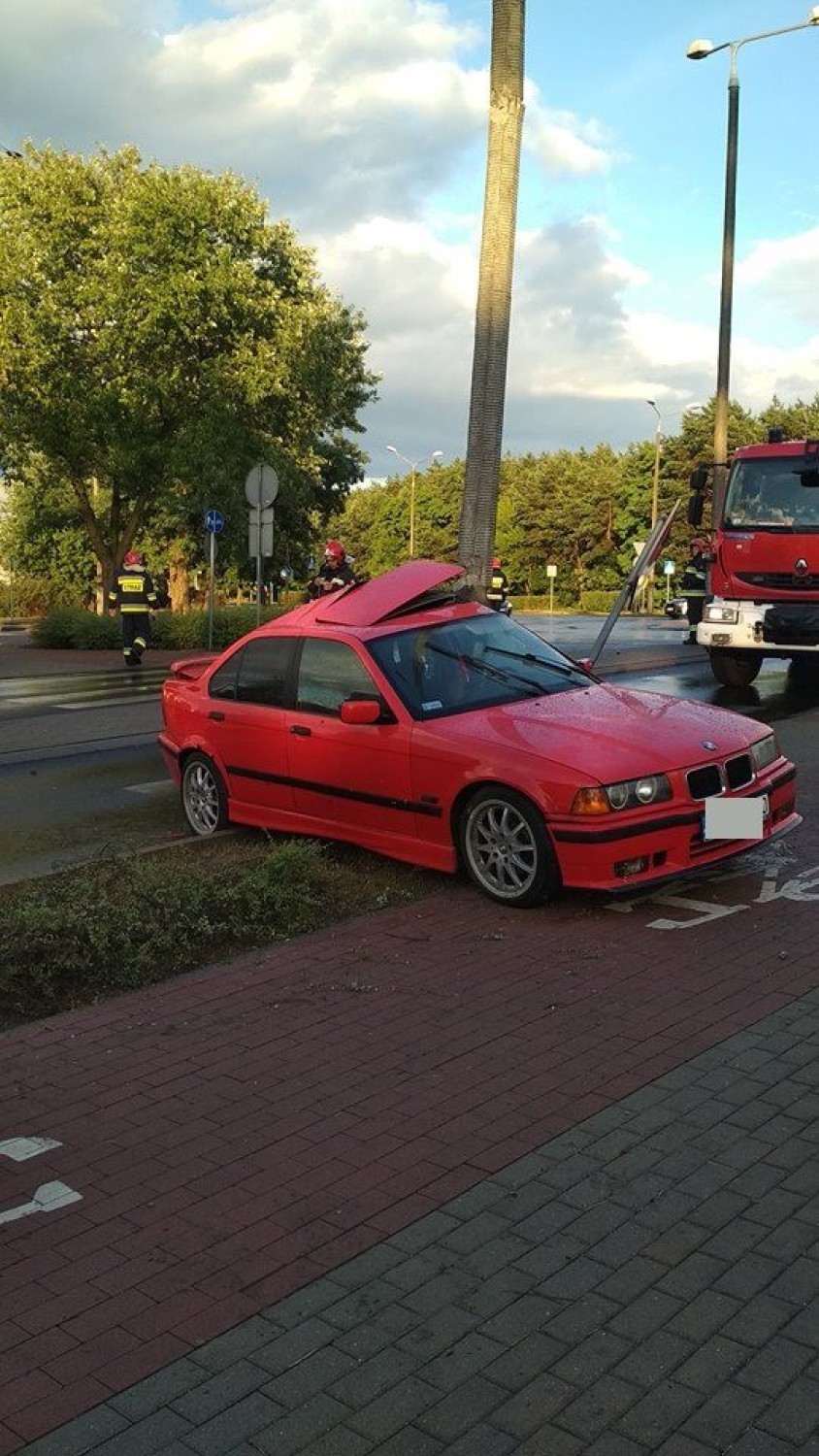 Wideo: BMW uderzył w słup na ulicy Fredry we Włocławku -...