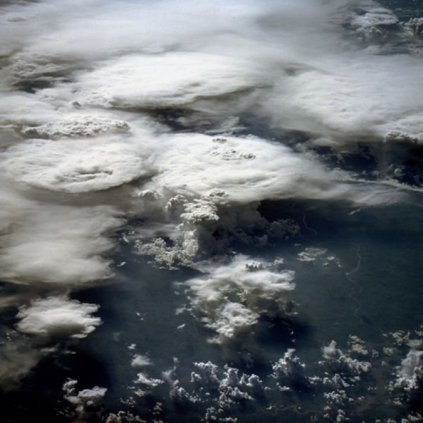 Potężne chmury burzowe nad Brzylią widoczne z kosmosu....