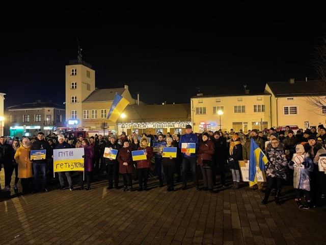 Siewierz: na rynku odbył się wiec poparcia dla narodu ukraińskiego 

Zobacz kolejne zdjęcia/plansze. Przesuwaj zdjęcia w prawo - naciśnij strzałkę lub przycisk NASTĘPNE