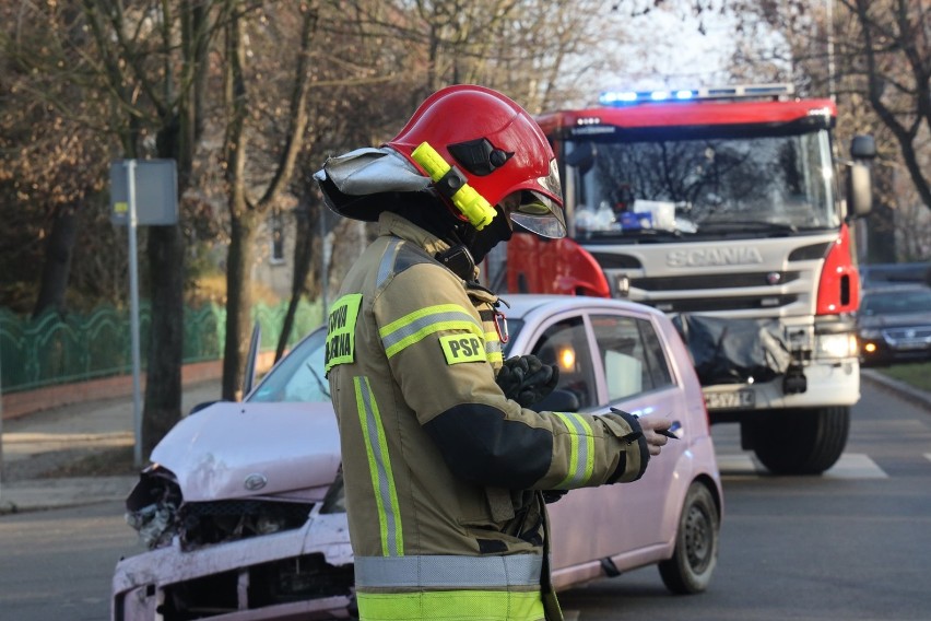 Wypadek na ulicy Rataja w Legnicy, dwie osoby ranne