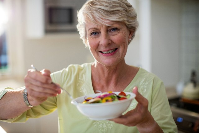 Zmiana nawyków żywieniowych nawet po sześćdziesiątce, może wydłużyć życie.