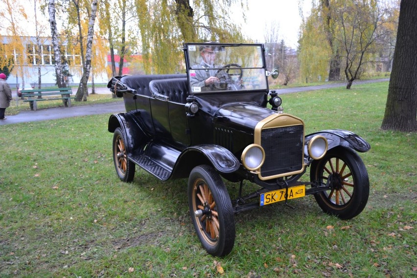 Uroczystości pod historycznym dębem i zabytkowy Ford T z 1923 roku na ulicach miasta