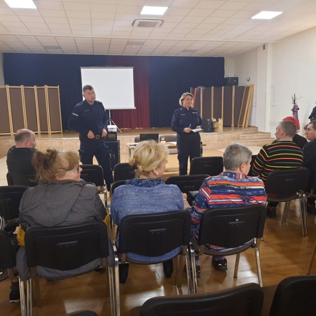 Policjanci spotkali się z seniorami w Ośrodku Kultury w Ryjewie.