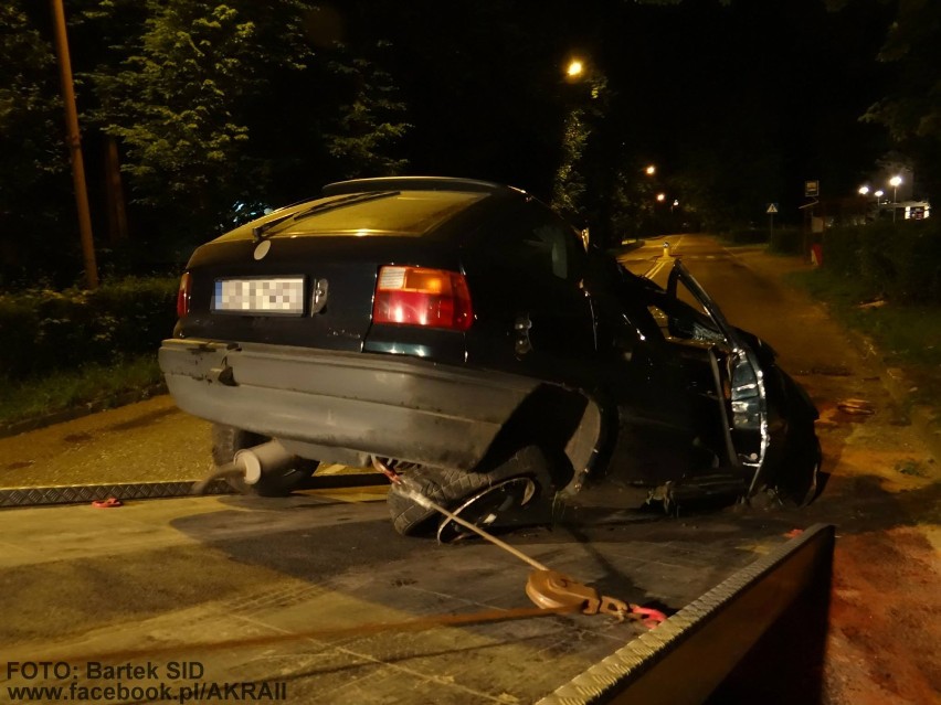 Wypadek w Bielsku-Białej na ul. Górskiej. Pijany kierowca uderzył w drzewo [ZDJĘCIA]