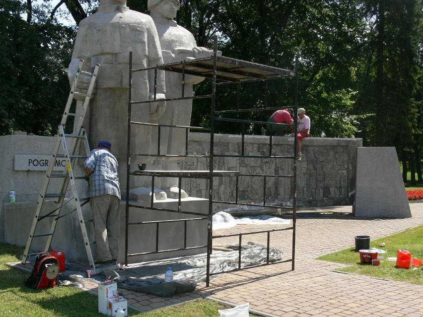 Wieluń: Rusztowania na pomniku przy ratuszu