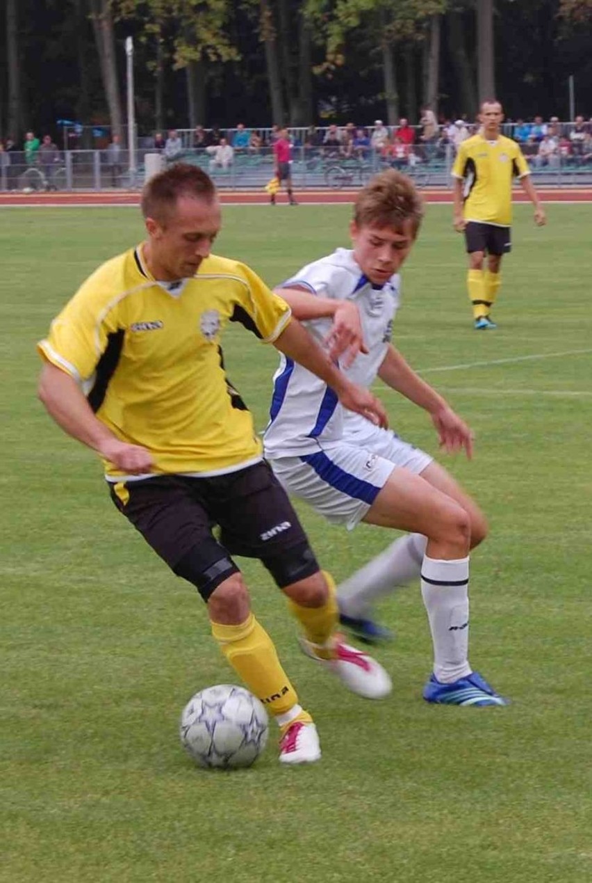 Powiat malborski. Piłkarskie derby regionu w Sztumie, a powiatowe w Starym Polu. Grom powalczy o pierwsze zwycięstwo