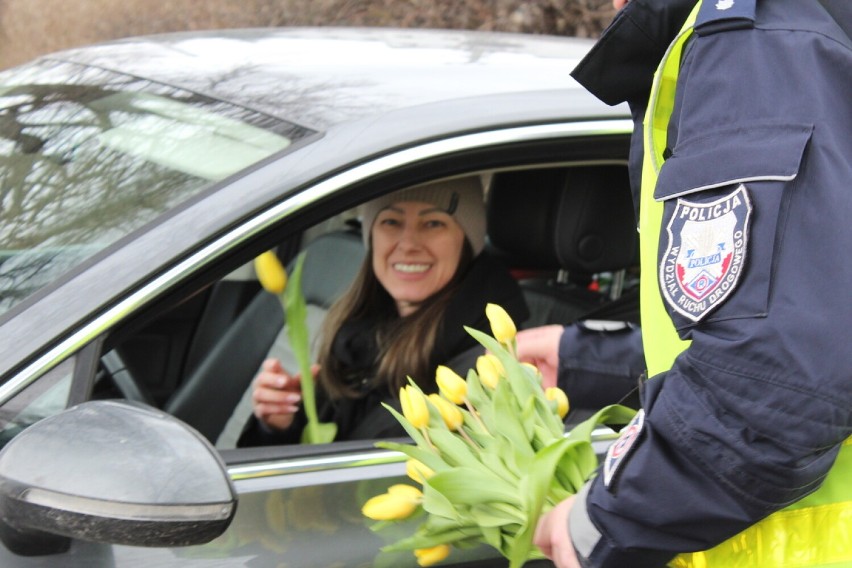Dzień Kobiet 2023 w policjantami drogówki w Łasku 