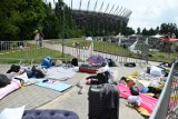 Harry Styles w Warszawie. Setki fanów artysty w okolicach Stadionu Narodowego. Młodzi ludzie wyczekują niedzielnego koncertu