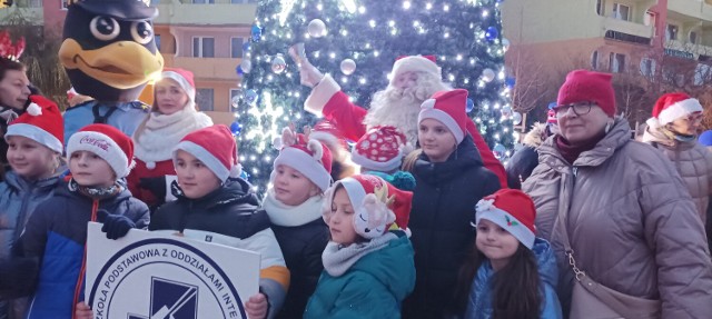 Pierwsza choinka miejska na Podzamczu w Wałbrzychu rozbłysnęła tysiącem światełek, był święty Mikołaj i jego pomocnicy