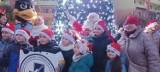 Na Podzamczu stanęła pierwsza miejska choinka. Dzisiaj wspólnie rozświeciły ja dzieci ze św. Mikołajem i prezydentem miasta ZDJĘCIA