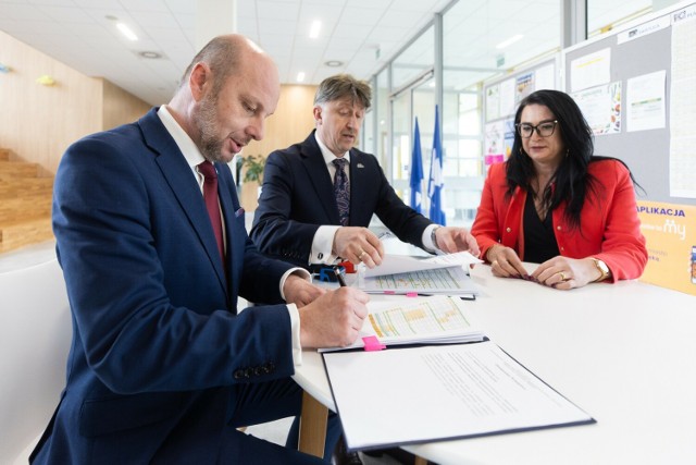 Prezydent Rzeszowa Konrad Fijołek podpisał umowę z wykonawcą nowego żłobka, który ma zostać oddany maluchom już jesienią przyszłego roku.