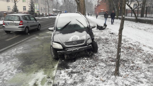 Kierowcy w Bydgoszczy muszą zachować szczególną ostrożność. Szczególnie powinni uważać ci, którzy jadą przez centrum. Z powodu śniegu padającego od rana na drogach zrobiło się niebezpiecznie.
-&nbsp;Na skrzyżowaniu ulic Hetmańskiej i Sowińskiego zderzyły się trzy samochody: opel astra, renault i mercedes - wylicza st. asp. Lidia Kowalska, z zespołu prasowego Komendy Wojewódzkiej Policji w Bydgoszczy. - Zdarzenie zakwalifikowane zostało jako kolizja.

Z kolei krótko po godzinie 8 na ulicy Powstańców Wielkopolskich tuż obok Uniwersytetu Kazimierza Wielkiego w drzewo uderzył opel. Na miejscu działali strażacy. Usuwali z jezdni plamę oleju. Ze wstępnych informacji policji wynika, że kierowca prawdopodobnie nie dostosował prędkości do warunków panujących na jezdni.


Kolizja na al. Powstańców Wielkopolskich w Bydgoszczy

