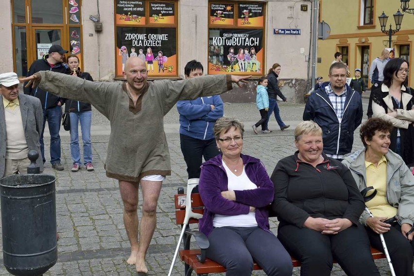 Fragmenty spektaklu Kraina ułudy w wykonaniu teatru Terminus...