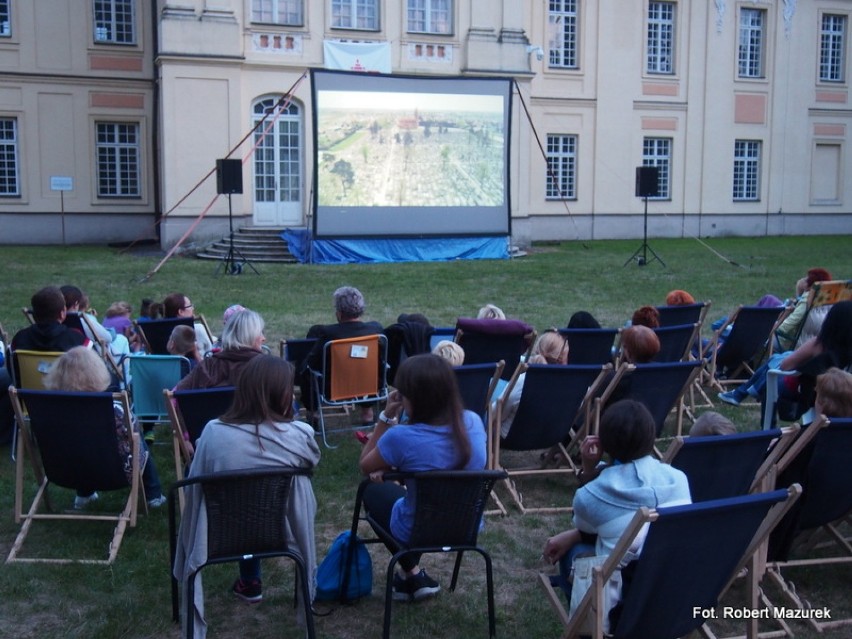 Czwartkowe "Kino pod Chmurką" w Radzyniu Podlaskim. Szukajcie się na zdjęciach