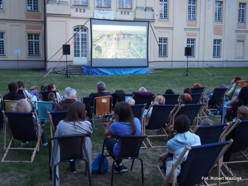 Czwartkowe "Kino pod Chmurką" w Radzyniu Podlaskim. Szukajcie się na zdjęciach