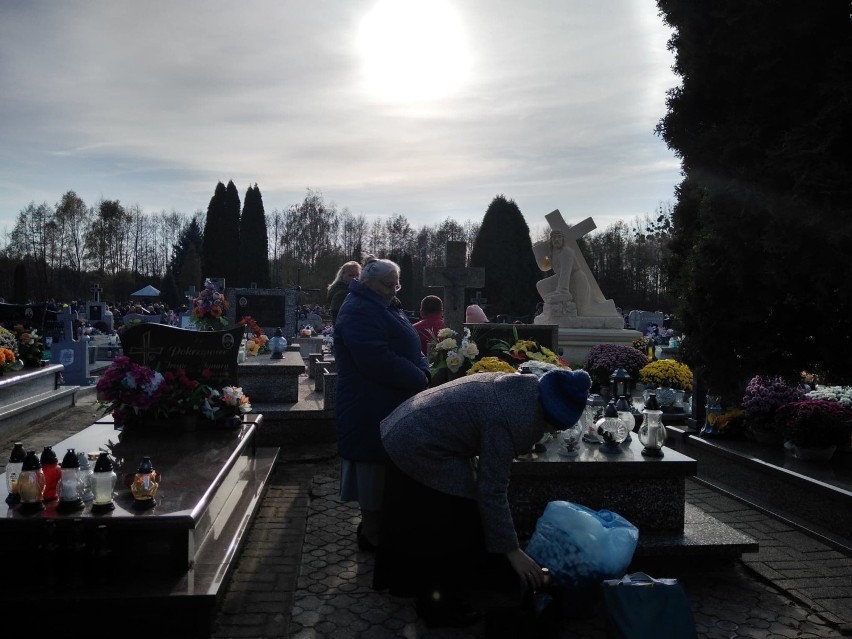 Siedliszcze. Mieszkańcy odwiedzają groby bliskich w Dniu Wszystkich Świętych 