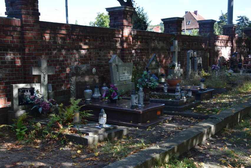 1 listopada 2023. Groby przy murze cmentarnym