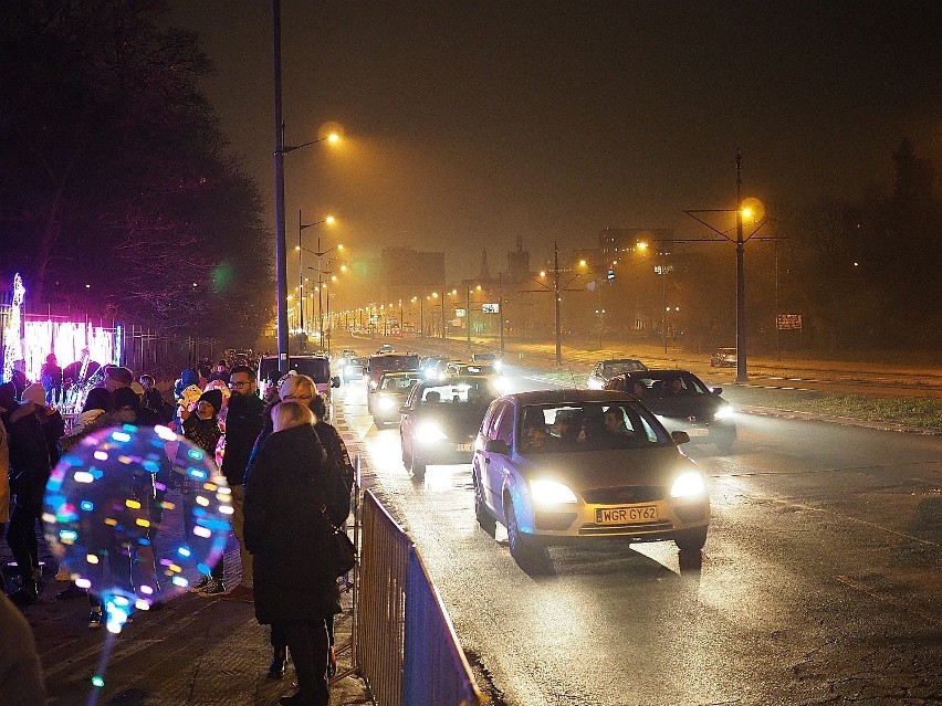 Nie maleje zainteresowanie Parkiem Miliona Świateł w parku Źródliska w Łodzi. Do wejścia cały czas ustawiają się długie kolejki ZDJĘCIA