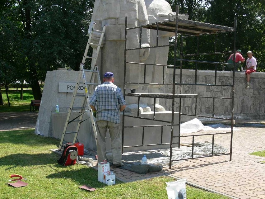 Wieluń: Rusztowania na pomniku przy ratuszu