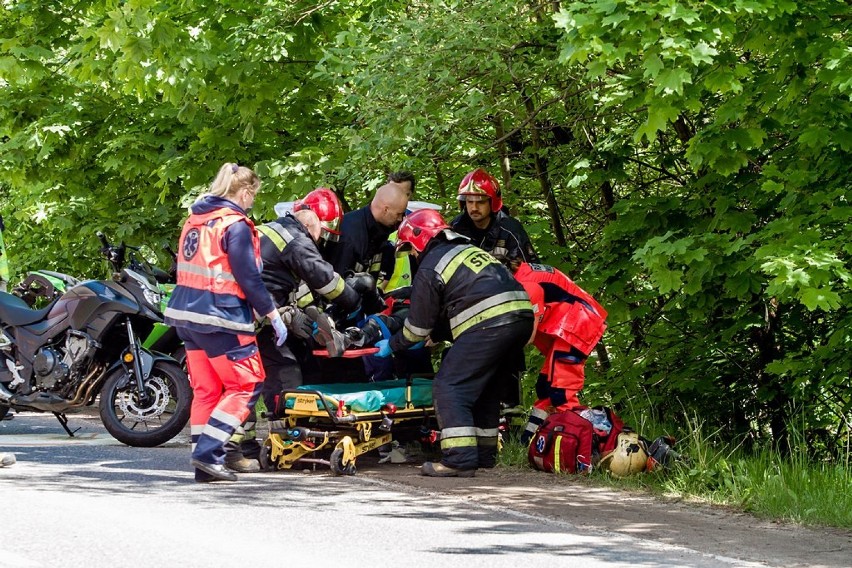 Jedlina-Zdrój. Wypadek 20-letniej motocyklistki. Zdjęcia z akcji ratowniczej.