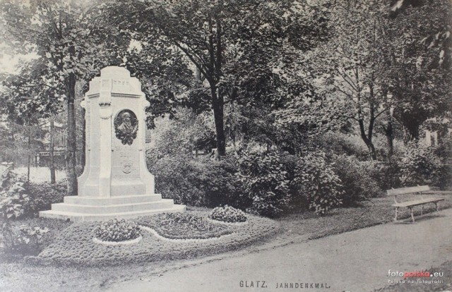 Pomnik Friedricha Ludwiga Jahna. Zdjęcie pochodzi z 1915 roku. Ten pomnik obecnie nie istnieje. Znajdował się przy obecnej ulicy Daszyńskiego