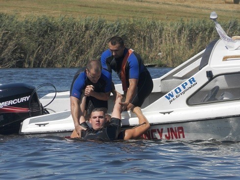 Ćwiczenia WOPR na plaży miejskiej w Śremie 17 sierpnia 2013