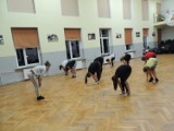 Warsztaty taneczne w ZSRCKU Kościelec. Ćwiczyli kujawiaka i poloneza [ZDJĘCIA]