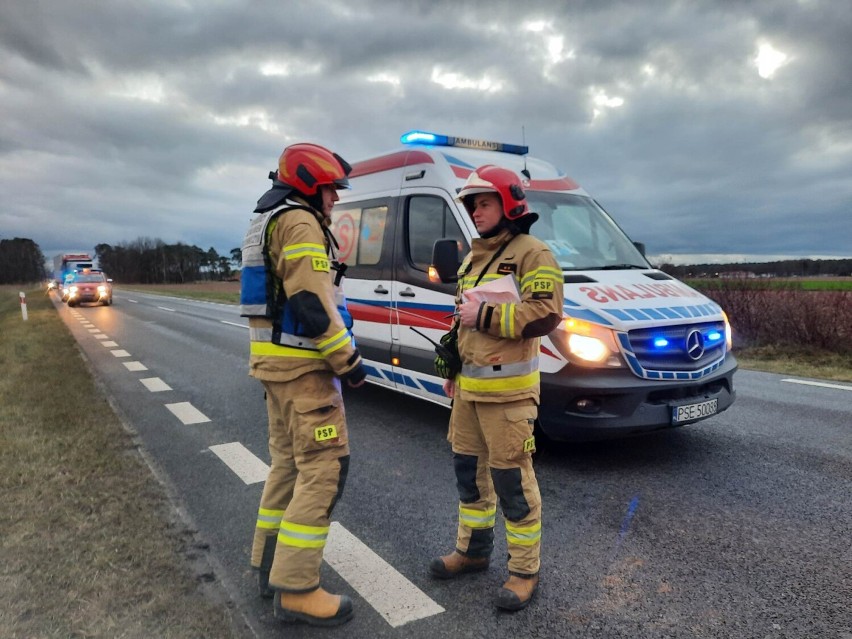 Wypadek pod Śremem. Dachowanie osobówki na DW 434 na wysokości Zbrudzewa