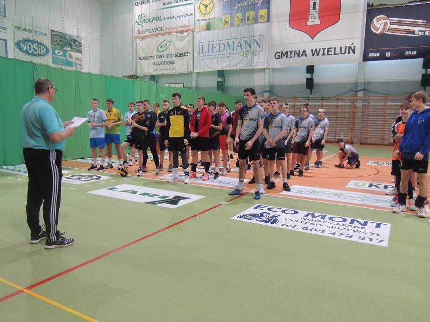 Licealiada. Rozegrano półfinały wojewódzkie w siatkówce i koszykówce. Reprezentacje II LO w Wieluniu wywalczyły drugie miejsca FOTO