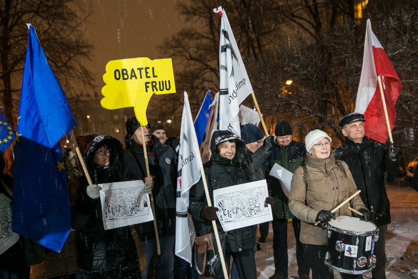 Obywatel fruu.. KOD demonstrował pod siedzibą PIS w Krakowie [ZDJĘCIA, WIDEO]