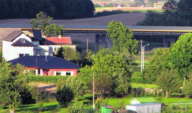 Wieś pod autostradą.