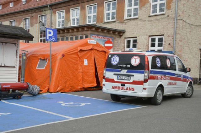 Namiot stojący przed szpitalem miał spalinową nagrzewnicę (widoczna z lewej strony), lecz nowe urządzenie jest zasilane elektrycznie, nie wydziela spalin i mniej hałasuje