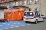 Koronawirus. Sztumskie restauracje dostarczają medykom posiłki, samorząd Sztumu przekazał nagrzewnicę do namiotu stojącego przed szpitalem