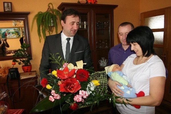 Jazowsko: gminna władza z wizytą u pierwszego dziecka 2012 roku [ZDJĘCIA]