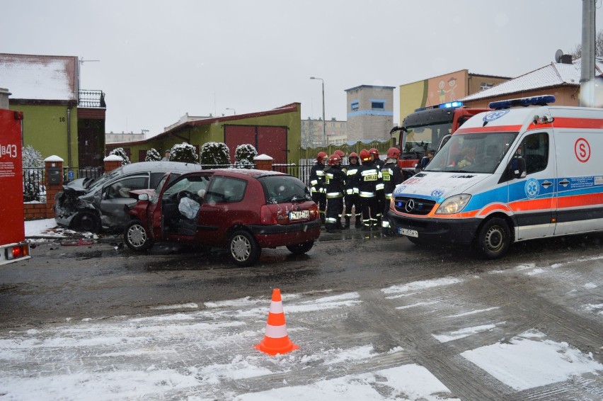 Wypadek na ul. POW w Wieluniu. 71-letni mężczyzna trafił do szpitala [ZDJĘCIA]