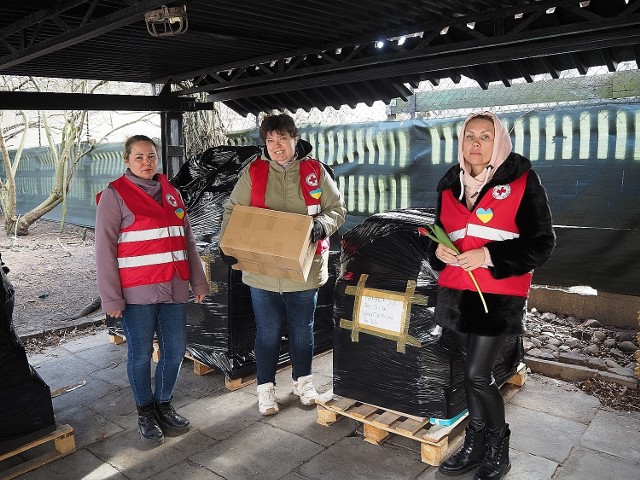 Do łódzkiego oddziału Polskiego Czerwonego Krzyża przynoszone są nie tylko dary dla Ukrainy. Przychodzą tu też ukraińscy uchodźcy, którzy chcą pomagać.