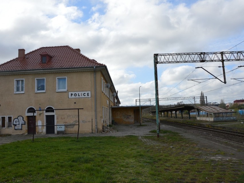 Inwestycje kolejowe w Policach. Perony i tory do wymiany, ale budynek stacji nie przejdzie remontu [ZDJĘCIA]