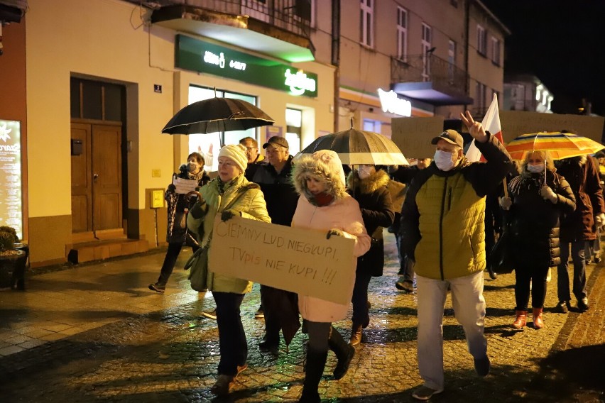 Mieszkańcy Jasła i regionu wyszli na ulicę w obronie wolnych mediów [ZDJĘCIA]